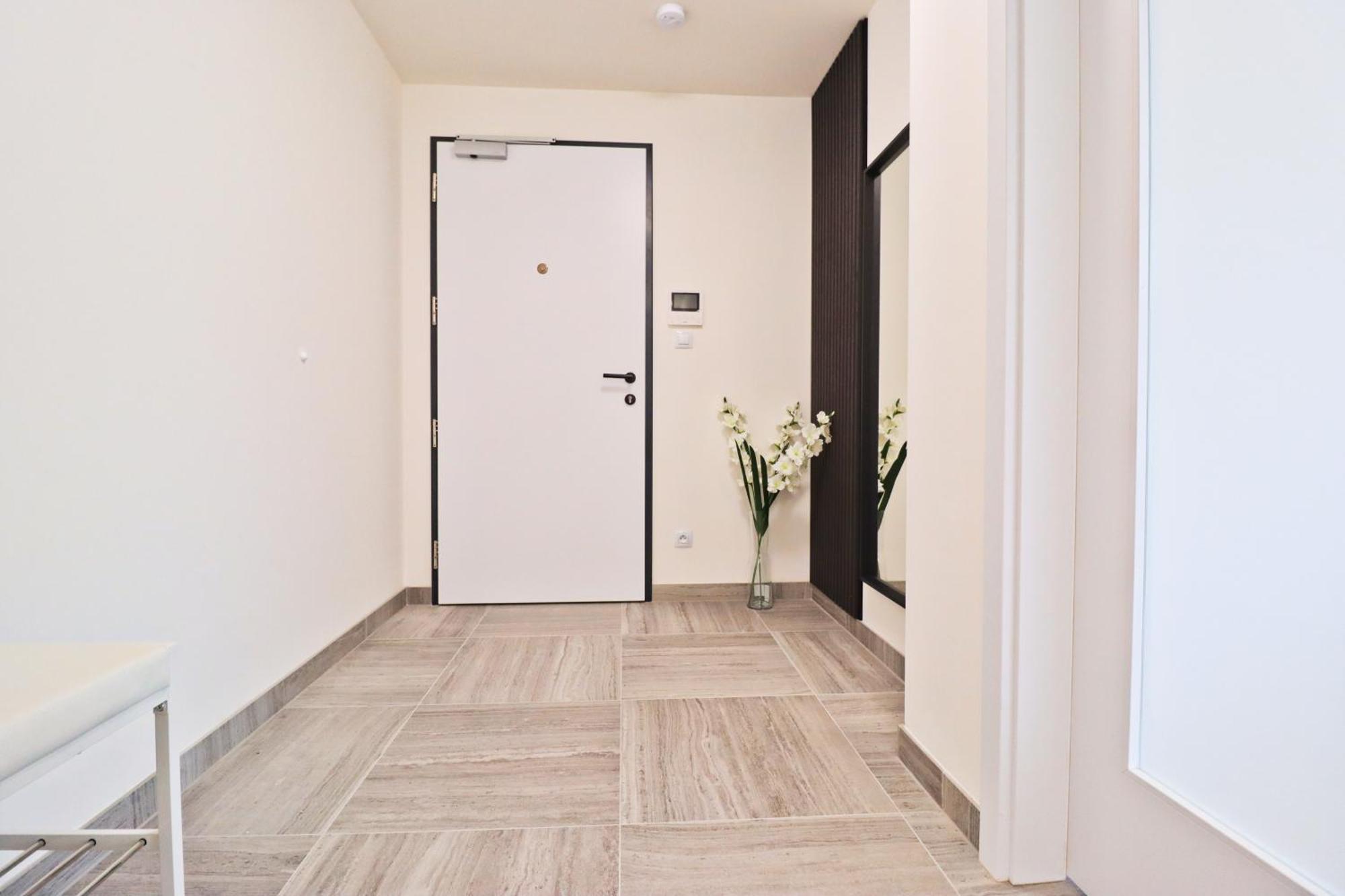 Sunny Apartment In Smichov, Prague 5 Exterior photo